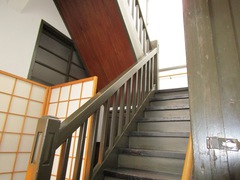 ２階への階段の写真。アート展が行われている２階への階段です