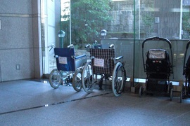 車いすの貸し出しの写真。博物館入口で、車いすとベビーカーの貸し出しを行っています。