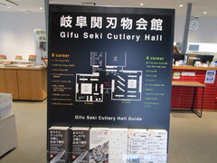 館内の案内の写真。建物を入って左右に分かれています