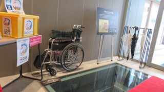 貸出車いすの写真。床のガラスは遺跡を見られるようにしてあるためです