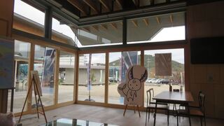 イートインスペースの写真。関市イメージキャラクター「関＊はもみん」