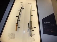 日本刀と西洋剣の写真。日本刀と西洋剣を見比べ、違いがよく分かります。