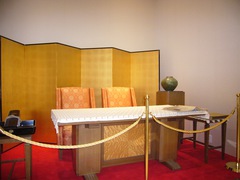 記念の椅子と金屏風の写真。昭和天皇皇后両陛下が、関工場を御臨幸されました。