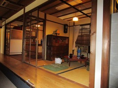 昭和の家庭の写真。ちゃぶ台もありますね。