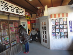 昭和時代のお店の写真。駄菓子屋、レコード屋も、車いすでも通れます。