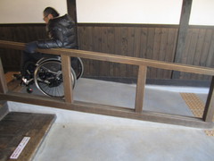 双六学校の写真。昭和初期に建てられた木造校舎、入り口階段横にスロープ。