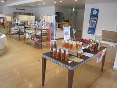 2階お土産コーナーの写真。岐阜県内の特産品と明智光秀がコラボしたお土産があります