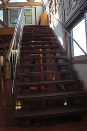 記念館２階への写真。２階へは階段のみです。