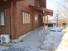 本館横の研修室出入口の写真。駐車場から研修室へのスロープ。