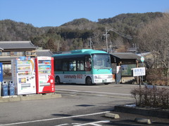 コミュバスの写真。 平日は八百津町ファミリーセンターから記念館までバスが運行しています。