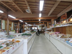 売店の写真。広い店内では、アユの甘露煮、アユ味噌や当地の名産品等を販売しています