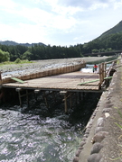 後ろから見たヤナ場の写真。竹で組まれ川の流れを取り込む伝統漁法です