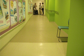 見学通路のスロープの写真。滑らかな床面で手すりもありますが、傾斜しているので足元に注意しましょう（勾配8度くらい）