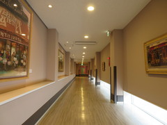 見学前には絵画の写真。工場までの通路には絵画が飾られていました、落ち着いた雰囲気ですね。