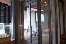 店舗の入口は自動ドアの写真。入口には２段階に扉があり片側２枚開きの自動ドアで入口幅が広く通行しやすくなっています