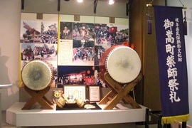 御嵩薬師祭礼の写真。毎年４月に行われ1000年以上続く、岐阜県指定重要無形民俗文化財「薬師祭礼」の様子が紹介されています