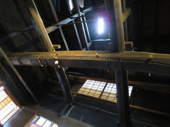 主屋の天井の写真。梁と天窓のある屋根までの吹き抜け