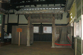 旧太田宿本陣東門の写真。江戸時代に旧太田宿本陣の東門として造られたものです