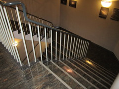 地下への階段の写真。地下展示室への階段です（エレベーターもあり）
