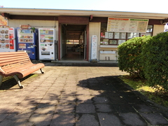バーベキューとレンタルサイクル受付の写真。南入口から近くにあり、自販機も置かれています