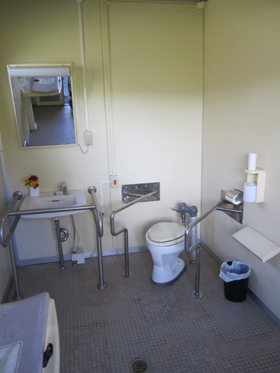 車いすトイレの内部写真
