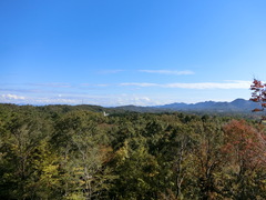 展望台からの景色の写真。百年公園は丘陵地にあり遠くまで見渡せます