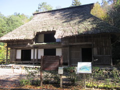 旧徳山村から移築された民家の写真。ダムに沈んだ村にあった茅葺きの宮川家の古民家