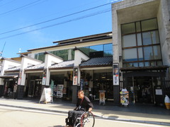 古い町並みから近くの写真。前の道は歩道もあり通行しやすくなっています