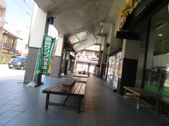 店先でも休憩できますの写真。軒が深く、ベンチもあり、町歩きの途中でひと休みに最適
