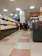 店内は広くの写真。車いすでもゆったり買い物できます