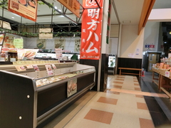 地域の特産品の写真。飛騨牛やハムも販売