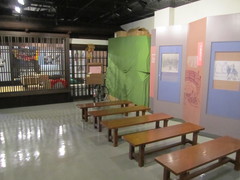 ２階展示室の写真。休憩スペースと紙芝居