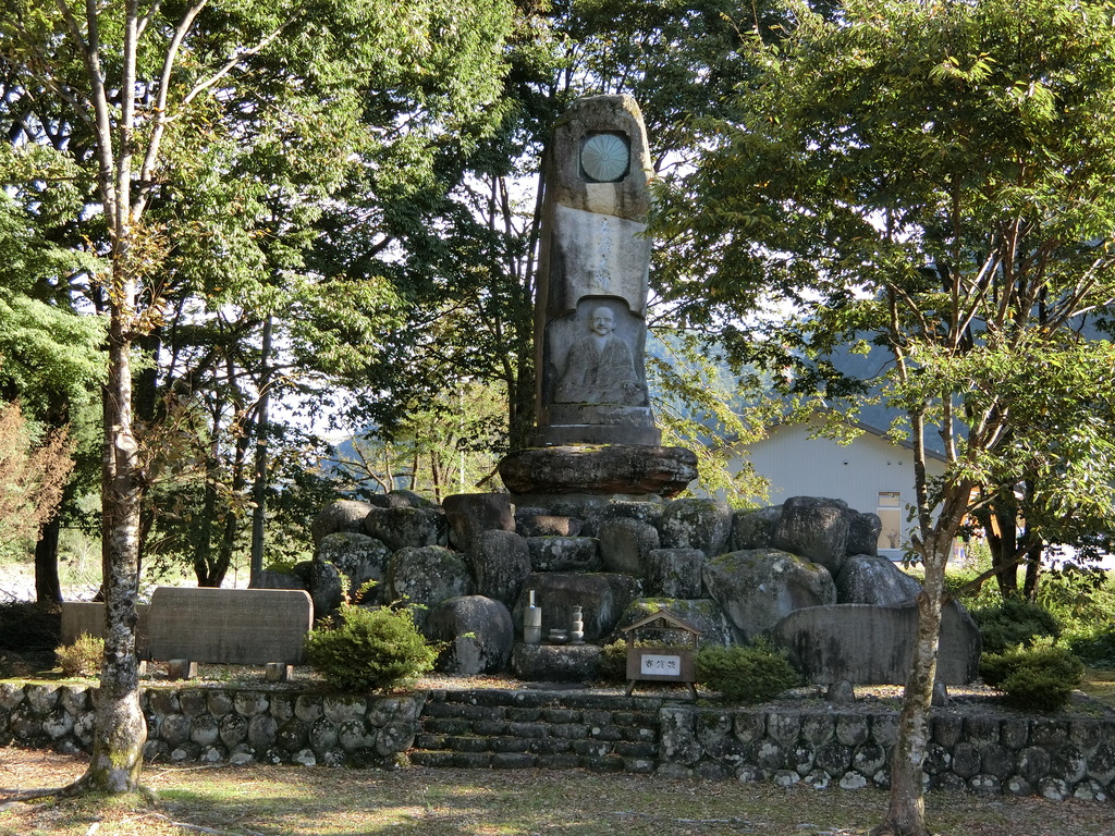 高さ10メートルの泰澄大師頌徳碑の写真