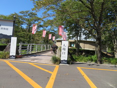 駐車場から施設へ向かう通路の写真。道の駅、あゆパークと共通の駐車場から橋を渡ります