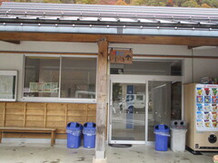 トイレ前入口の写真。車いすマーク駐車場側の入口のドアは手動です