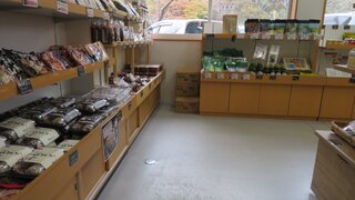 店内通路の写真。車いすでもスムーズに買い物ができます