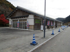 レストランの写真。川のすぐそばにあり景色が楽しめます