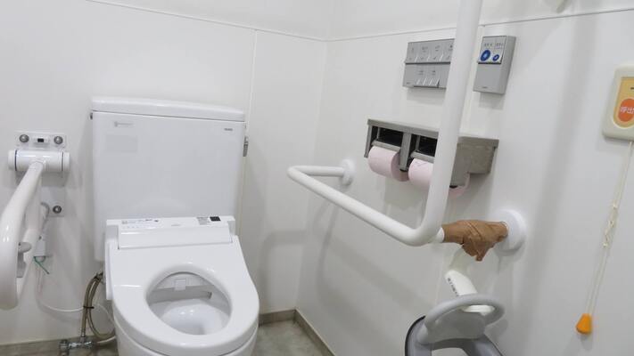 車いすトイレの内部写真
