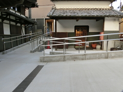 戦国山城ミュージアムのスロープの写真。出入口前に手すり付きで幅がある緩やかなスロープ