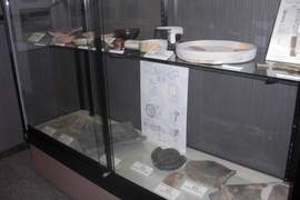 山城跡からの出土品の写真。陶器や瓦などが展示されています