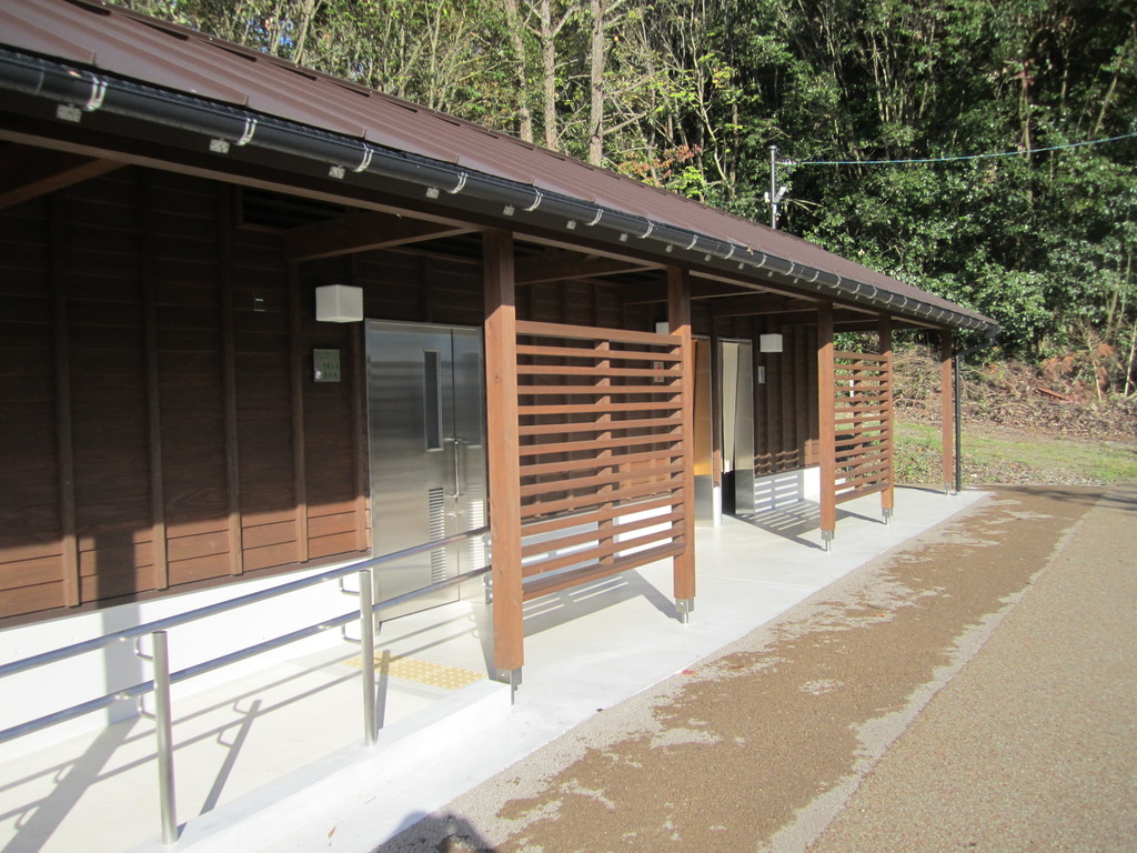 駐車場にある多目的トイレの写真
