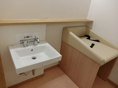 ベビーベッドの写真。建物２階授乳室にあります