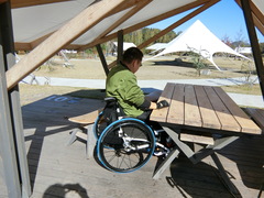 バーベキューサイトの写真。車いすでも使いやすい高さのテーブルです