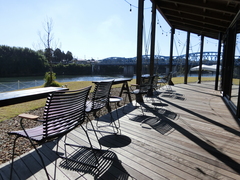 カフェのオープンテラスの写真。川を眺めてゆったりできます