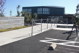 駐車場から建物への写真。緩やかなスロープでつながっています