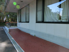 建物横のスロープの写真。裏の駐車場から建物入口へのスロープです