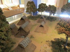 先土器時代の集落のジオラマの写真。富加町では先土器時代から弥生時代の石器や土器が出土しています