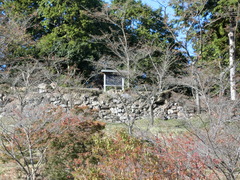 出丸跡の石垣の写真。美濃金山城跡の石垣、上は広場になっています