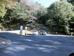 第2駐車場の写真。山を登る道の途中にあります