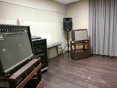 音楽練習室の写真。音楽練習室、アンプなど機材もあります